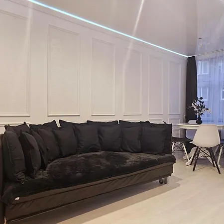 The Oasis - Retro Modern Vogue Apartment *