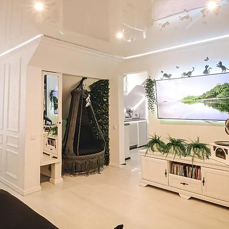 The Oasis - Retro Modern Vogue Apartment *